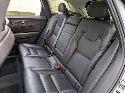 Used 2019 Volvo XC60 T5 Momentum w/ Premium Package image 31