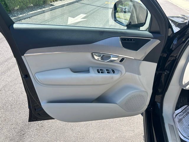 Certified 2025 Volvo XC90 B5 Core w/ Climate Package AWD/4WD image 18