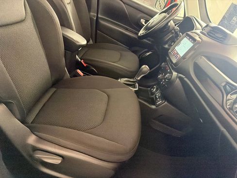 Used 2018 Jeep Renegade Altitude w/ UConnect 8.4 Nav Group AWD/4WD image 24