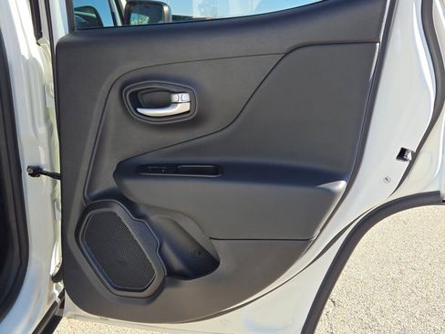 Used 2023 Jeep Renegade Latitude image 10