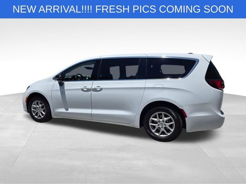 Used 2024 Chrysler Pacifica Touring-L FWD image 4