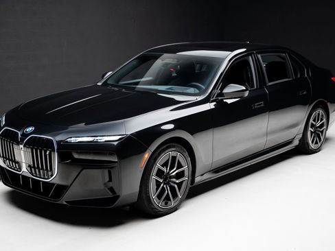 Used 2023 BMW i7 xDrive60 w/ Executive Package 2 AWD/4WD image 6