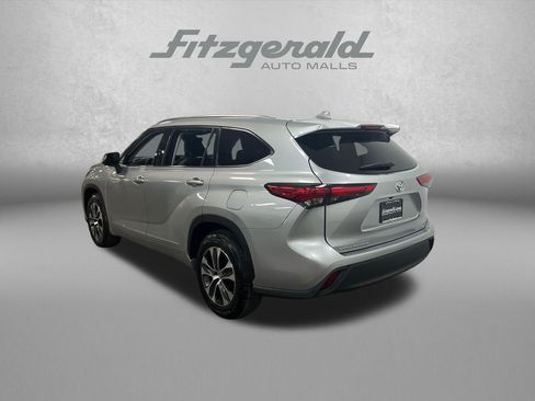 Used 2020 Toyota Highlander XLE FWD image 3