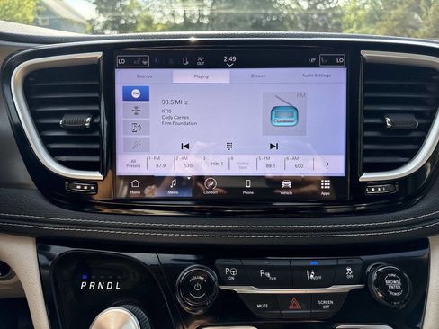 Used 2023 Chrysler Pacifica Touring-L image 16