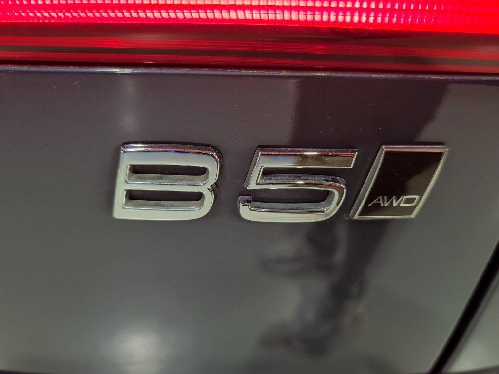 Used 2025 Volvo XC60 B5 Plus AWD/4WD image 9