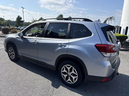 Used 2019 Subaru Forester Premium AWD/4WD image 4