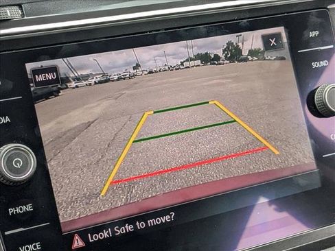 Used 2018 Volkswagen Tiguan SE image 12