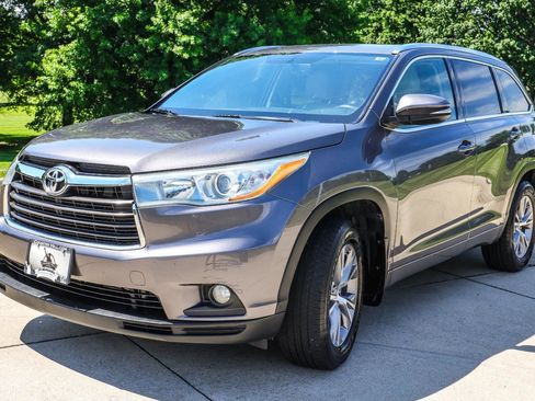 Used 2015 Toyota Highlander XLE AWD/4WD image 3