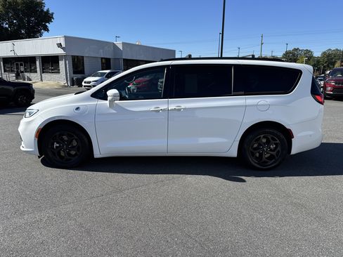 Used 2021 Chrysler Pacifica Touring-L w/ Uconnect Theater Family Group image 4