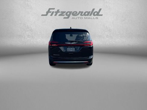 Used 2025 Chrysler Pacifica Select FWD image 7