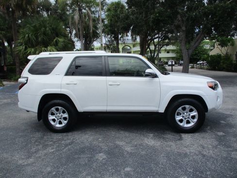 Used 2017 Toyota 4Runner SR5 Premium image 3