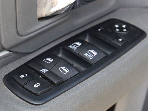 Used 2016 RAM 1500 Classic SLT w/ SLT Plus D←cor Group AWD/4WD image 14
