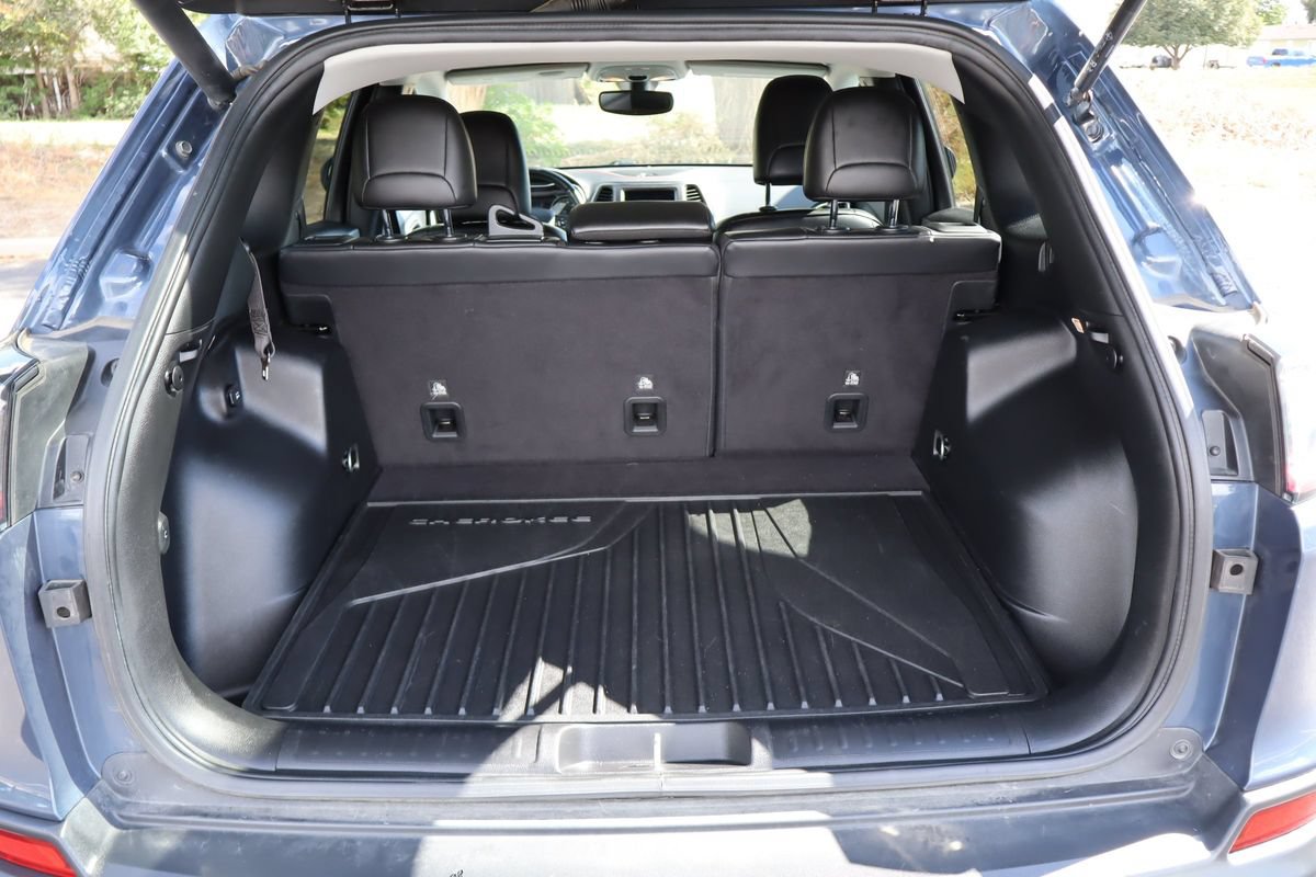 Used 2019 Jeep Cherokee Trailhawk w/ Comfort/Convenience Group AWD/4WD image 14