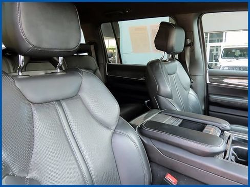 Certified 2022 Jeep Wagoneer Series II AWD/4WD image 9