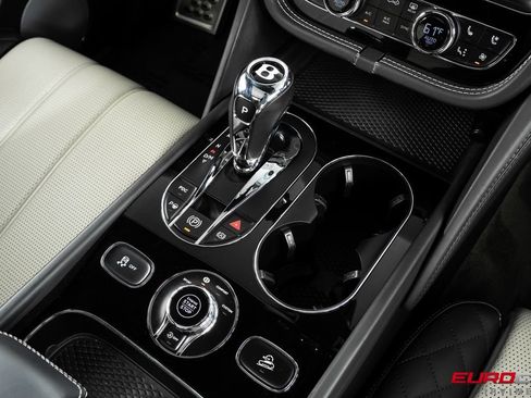 Used 2018 Bentley Bentayga AWD/4WD image 30
