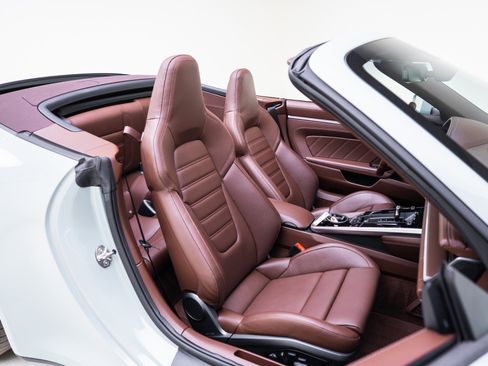 Used 2025 Porsche 911 Carrera 4 GTS image 31