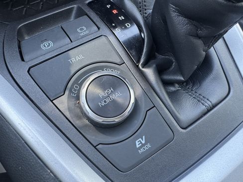 Used 2023 Toyota RAV4 LE AWD/4WD image 28