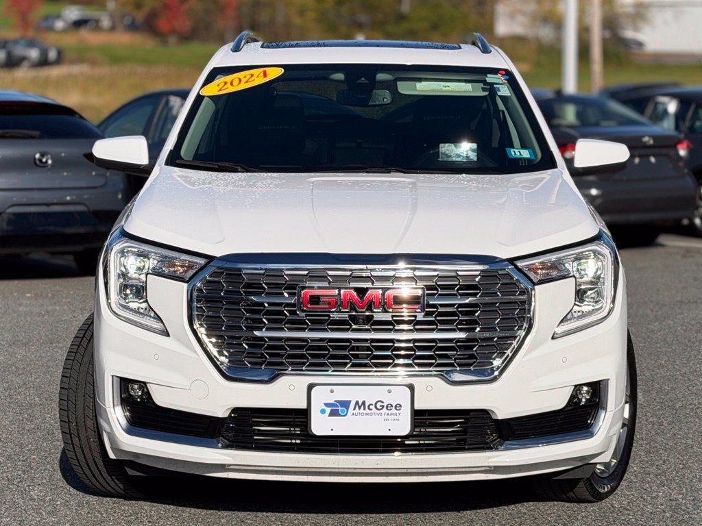 Used 2024 GMC Terrain Denali w/ Denali Premium Package AWD/4WD image 2