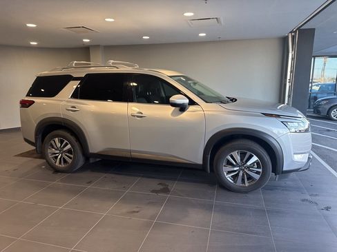 Used 2024 Nissan Pathfinder SL image 6