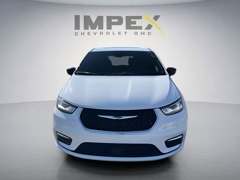 Used 2026 Chrysler Pacifica Limited FWD image 6
