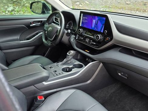Used 2025 Toyota Highlander XLE FWD image 28