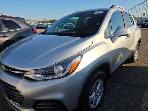 Used 2020 Chevrolet Trax LT w/ LT Convenience Package FWD image 1