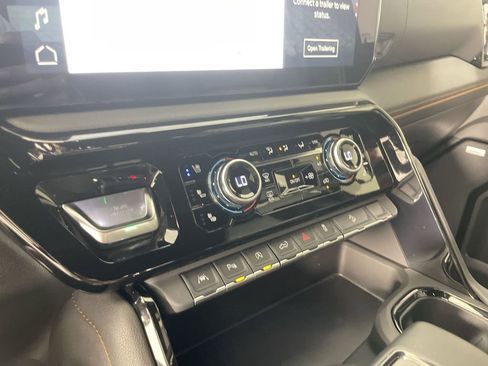 Used 2025 GMC Sierra 1500 AT4 w/ Technology Package image 18