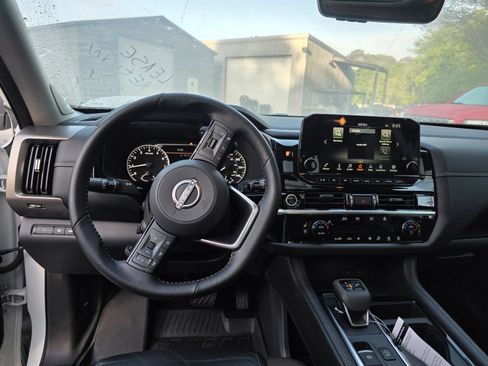 Used 2023 Nissan Pathfinder Platinum image 11