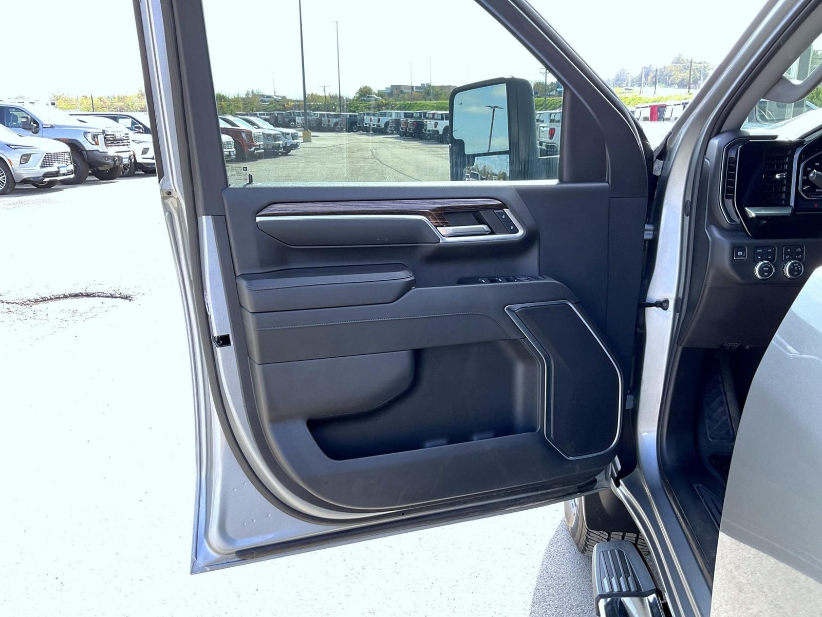 Used 2024 GMC Sierra 3500 SLE w/ SLE Value Package AWD/4WD image 11