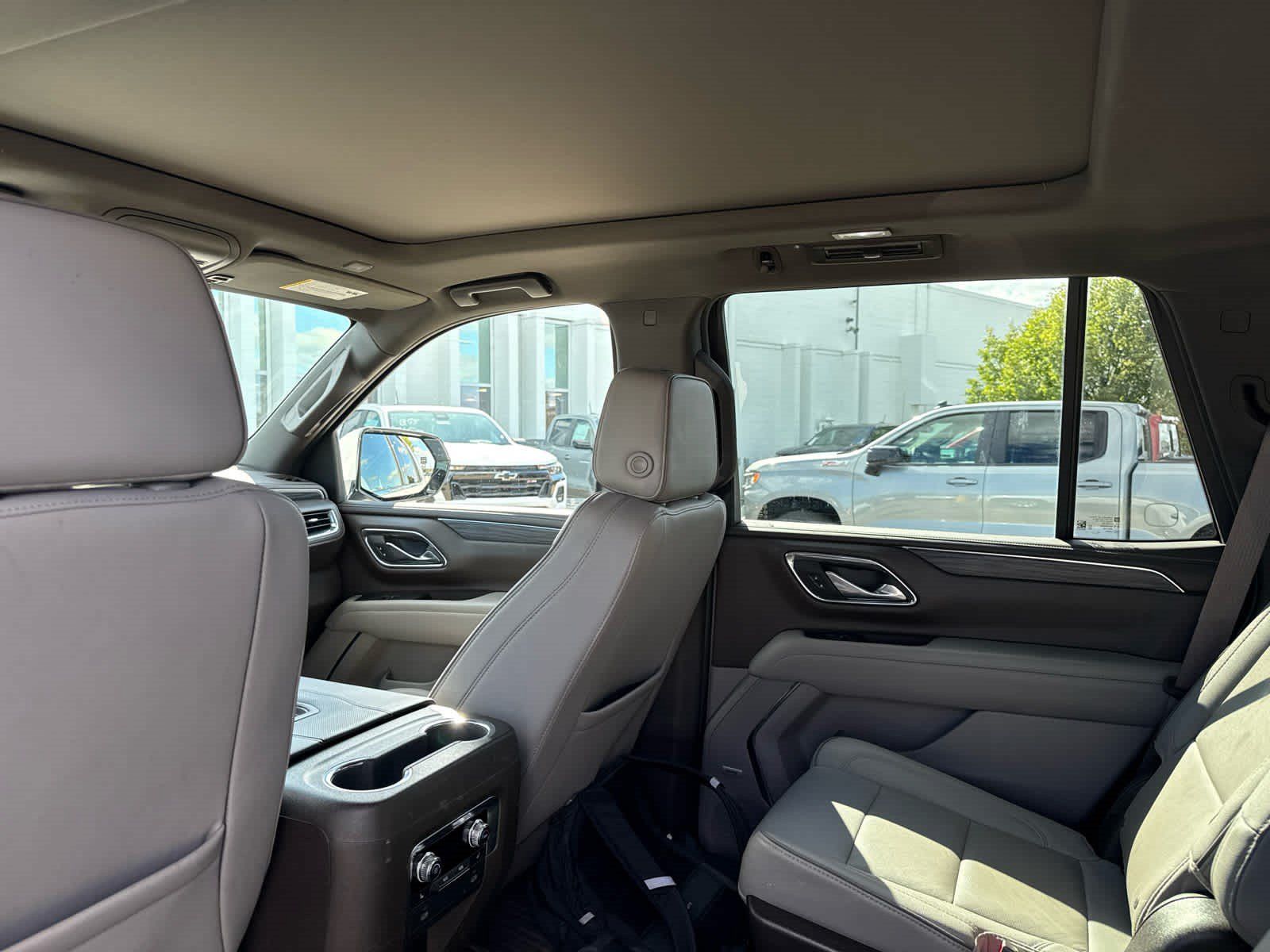 Used 2023 GMC Yukon SLT w/ SLT Premium Package AWD/4WD image 8