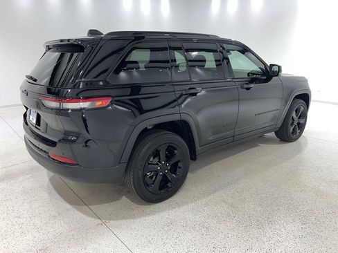 Used 2025 Jeep Grand Cherokee Altitude image 5