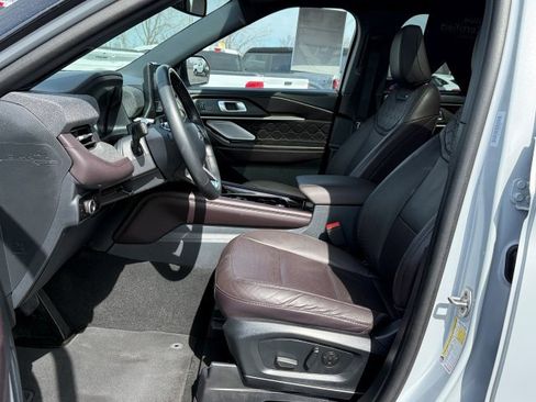 Certified 2025 Ford Explorer Platinum w/ LUX Leather Package AWD/4WD image 15
