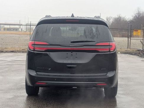 New 2026 Chrysler Pacifica Select image 4
