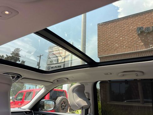 Used 2022 Jeep Grand Cherokee Overland w/ Adv Protech Group III image 10