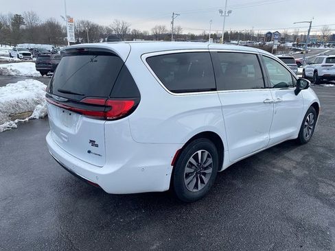 Certified 2023 Chrysler Pacifica Touring-L image 7