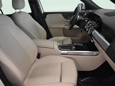 Used 2025 Mercedes-Benz GLB 250 4MATIC w/ Winter Package image 21