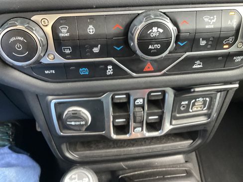 Used 2024 Jeep Wrangler Unlimited Sahara AWD/4WD image 18