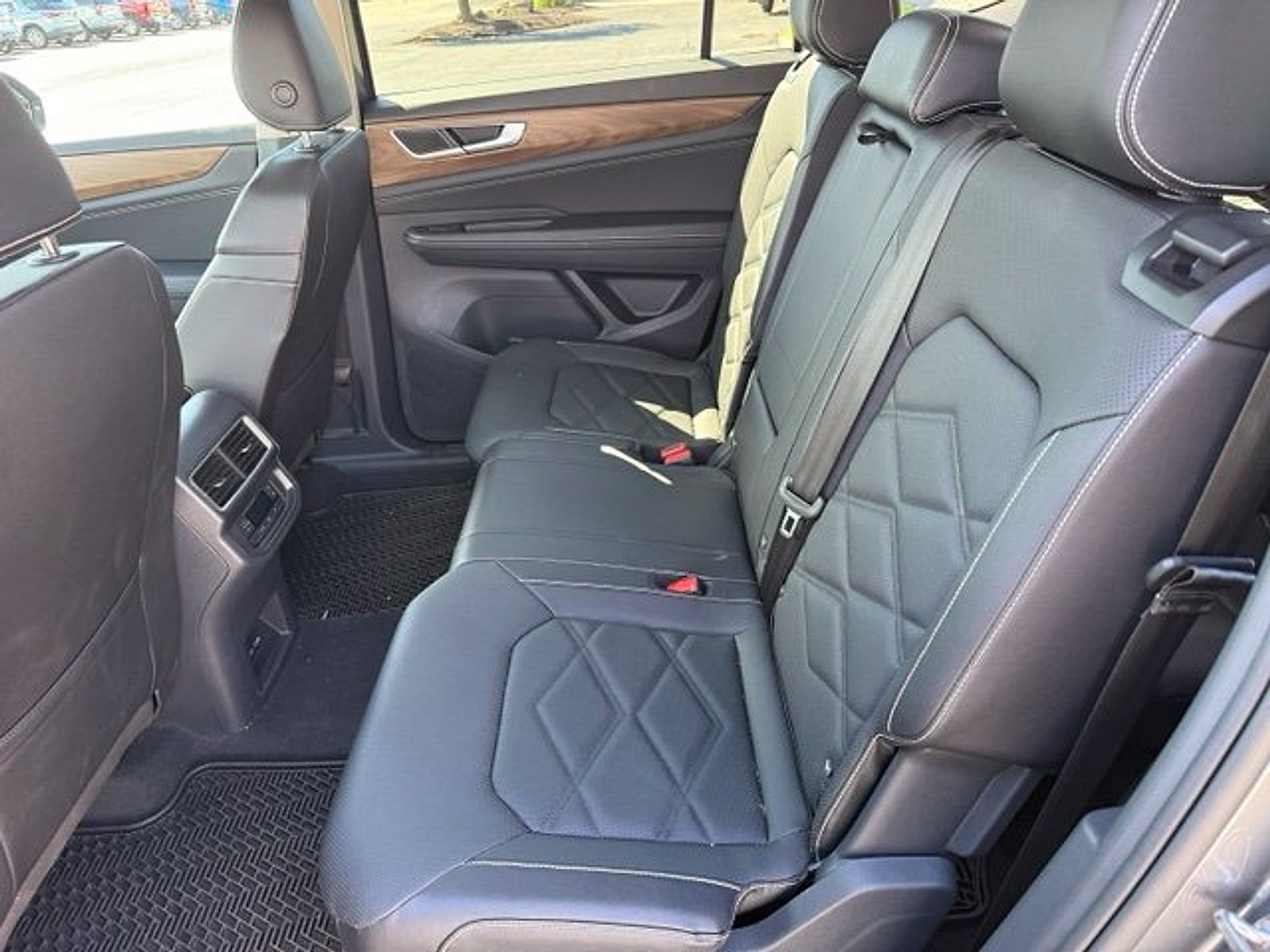 Used 2024 Volkswagen Atlas SE AWD/4WD image 16