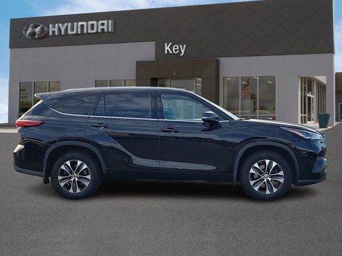 Used 2021 Toyota Highlander XLE AWD/4WD image 3