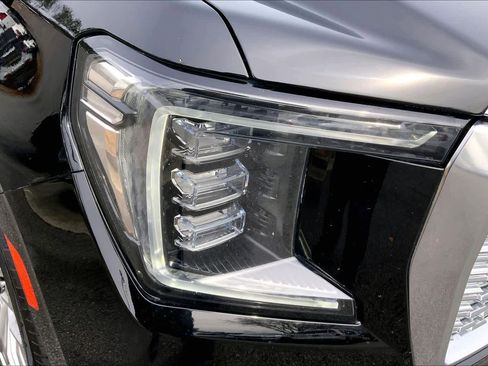Used 2021 GMC Yukon XL Denali w/ Denali Premium Package image 28