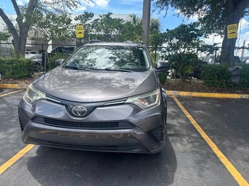 Used 2018 Toyota RAV4 LE FWD image 2
