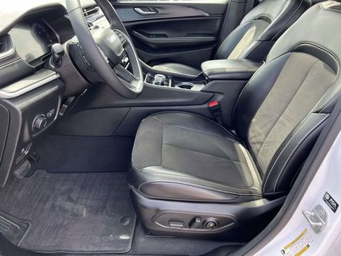 Used 2024 Jeep Grand Cherokee Altitude AWD/4WD image 24