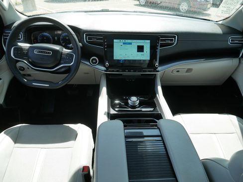 Certified 2023 Jeep Wagoneer 4WD w/ Premium Group I image 10