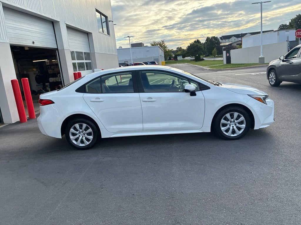 Used 2025 Toyota Corolla LE FWD image 5