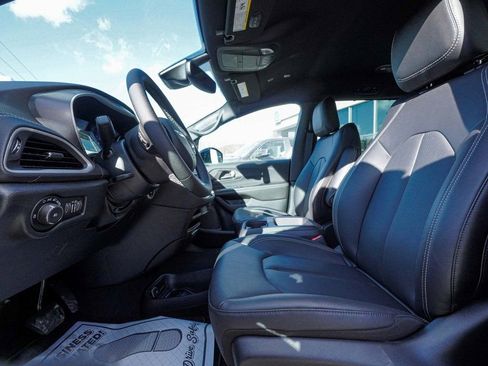 New 2026 Chrysler Pacifica Select image 29