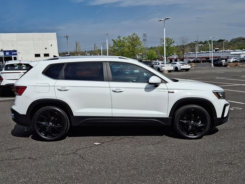 Used 2023 Volkswagen Taos SE w/ Panoramic Sunroof Package image 7