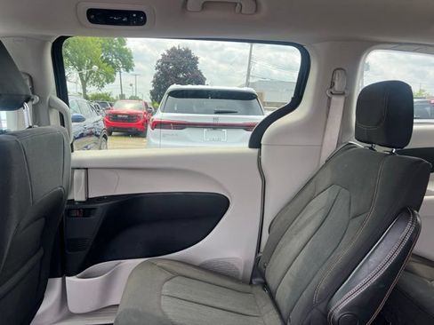 Used 2018 Chrysler Pacifica LX FWD image 13