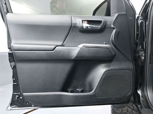 Used 2017 Toyota Tacoma TRD Sport w/ Tow Package image 19