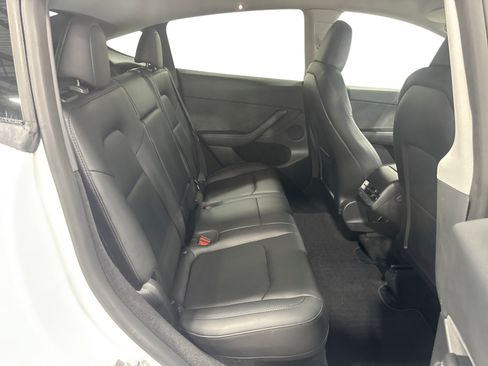 Certified 2023 Tesla Model Y AWD image 11