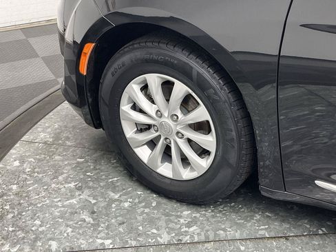 Used 2019 Chrysler Pacifica Touring-L FWD image 31
